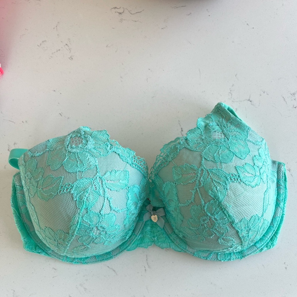 Victoria’s Secret 34DD bra